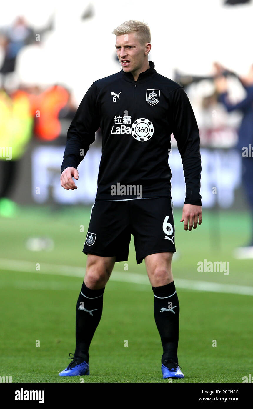 Il ben Mee di Burnley si riscalda prima della partita della Premier League al London Stadium di Londra. PREMERE ASSOCIAZIONE foto. Data immagine: Sabato 3 novembre 2018. Vedi storia della PA CALCIO West Ham. Il credito fotografico dovrebbe essere: Steven Paston/PA Wire. RESTRIZIONI: Nessun utilizzo con audio, video, dati, elenchi di apparecchi, logo di club/campionato o servizi "live" non autorizzati. L'uso in-match online è limitato a 120 immagini, senza emulazione video. Nessun utilizzo nelle scommesse, nei giochi o nelle pubblicazioni di singoli club/campionati/giocatori. Foto Stock