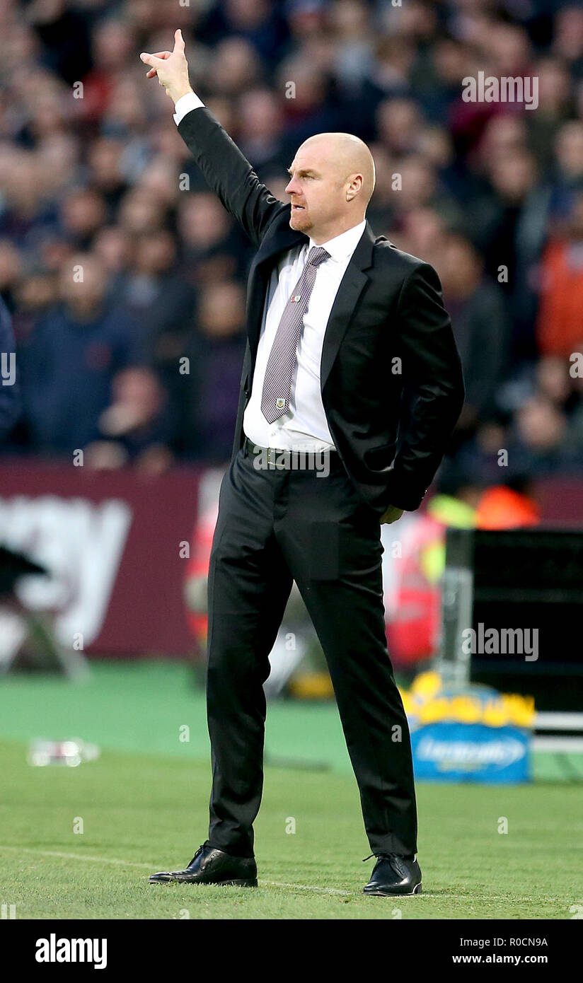 Sean Dyche, manager di Burnley, gioca sulla linea di contatto durante la partita della Premier League al London Stadium di Londra. PREMERE ASSOCIAZIONE foto. Data immagine: Sabato 3 novembre 2018. Vedi storia della PA CALCIO West Ham. Il credito fotografico dovrebbe essere: Steven Paston/PA Wire. RESTRIZIONI: Nessun utilizzo con audio, video, dati, elenchi di apparecchi, logo di club/campionato o servizi "live" non autorizzati. L'uso in-match online è limitato a 120 immagini, senza emulazione video. Nessun utilizzo nelle scommesse, nei giochi o nelle pubblicazioni di singoli club/campionati/giocatori. Foto Stock