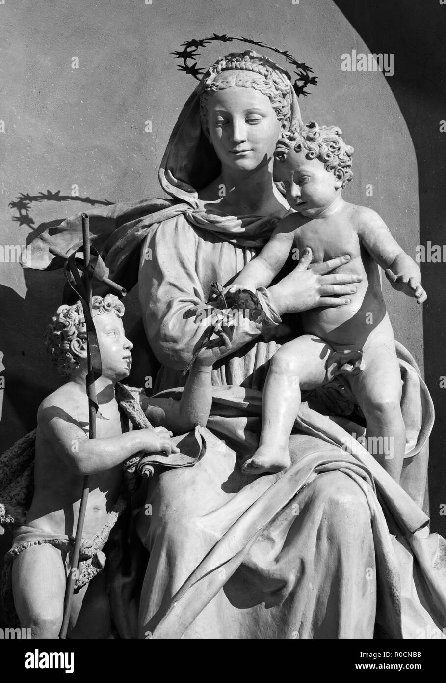 PARMA, Italia - 15 Aprile 2018: incisa la statua della Madonna con il Bambino e San Giovanni Battista nella Chiesa di San Giovanni Evangelista Foto Stock
