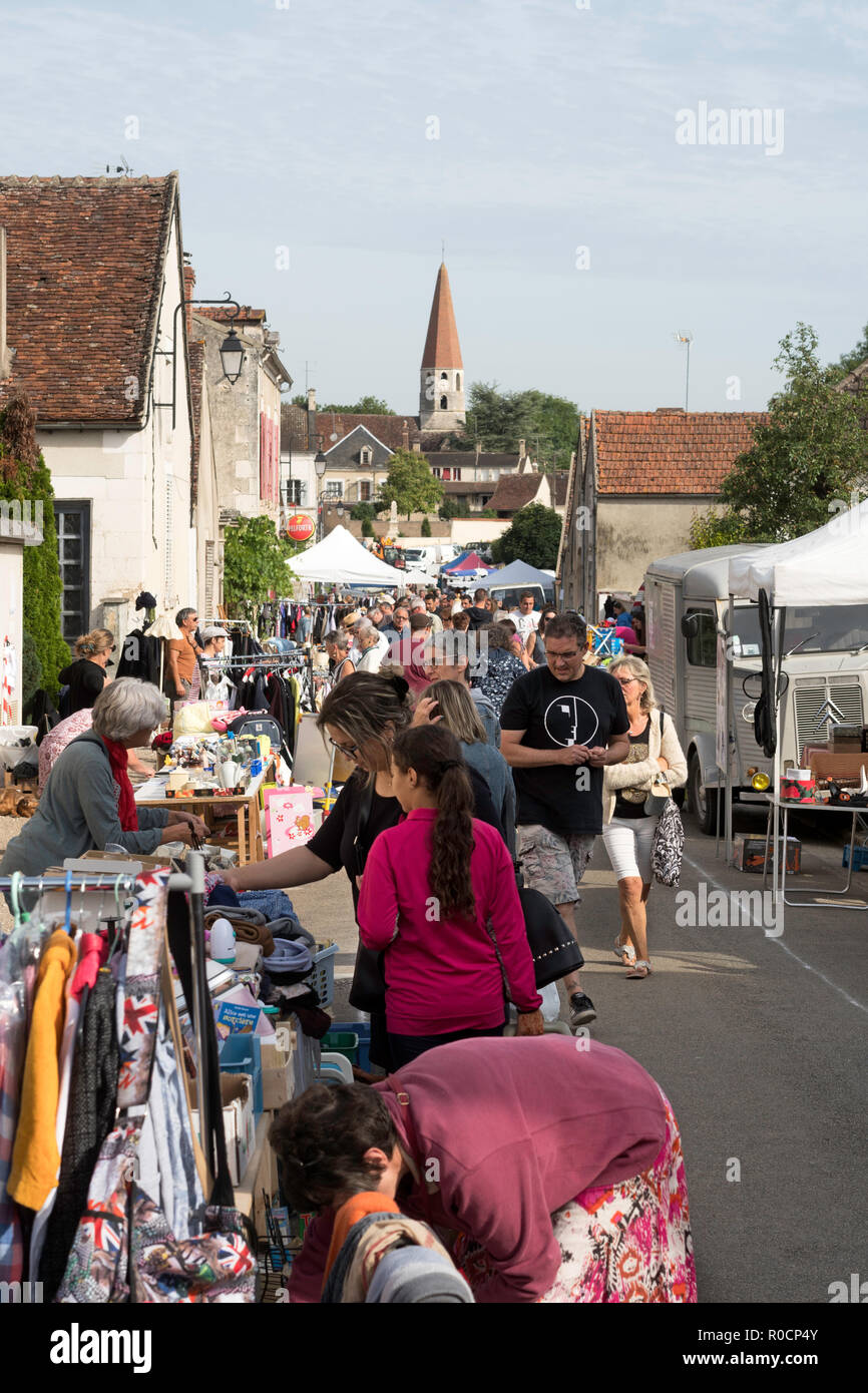 In un mercato rionale o vide-grenier in Escolives-SAINTE-camille, Yonne, Borgogna, in Francia, in Europa Foto Stock