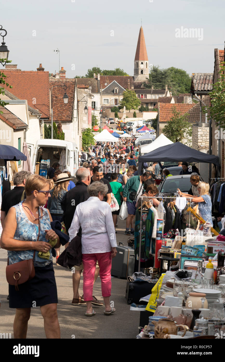 In un mercato rionale o vide-grenier in Escolives-SAINTE-camille, Yonne, Borgogna, in Francia, in Europa Foto Stock