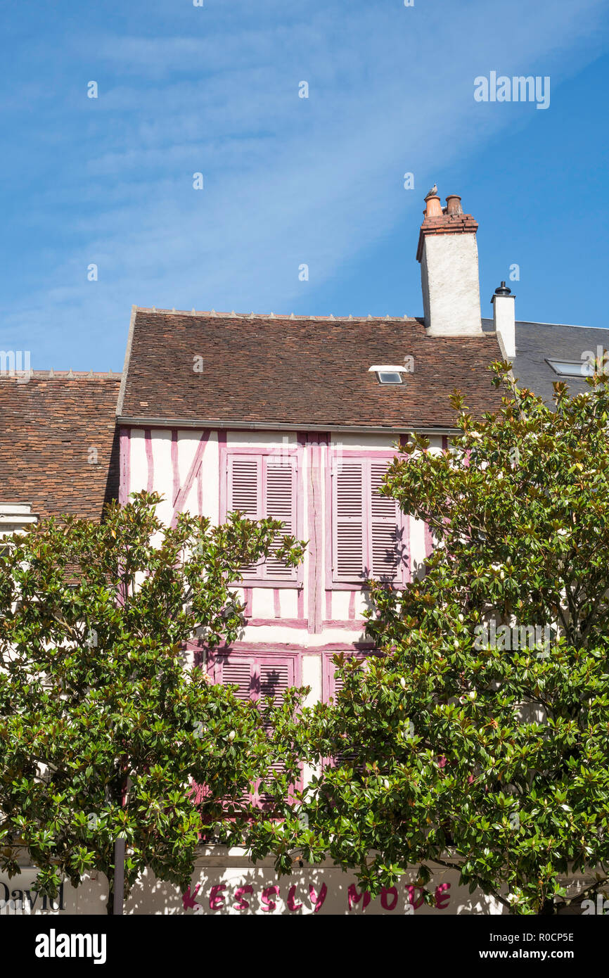 Metà edificio con travi di legno di rosa persiane colorate, Auxerre, Yonne, Borgogna, in Francia, in Europa Foto Stock