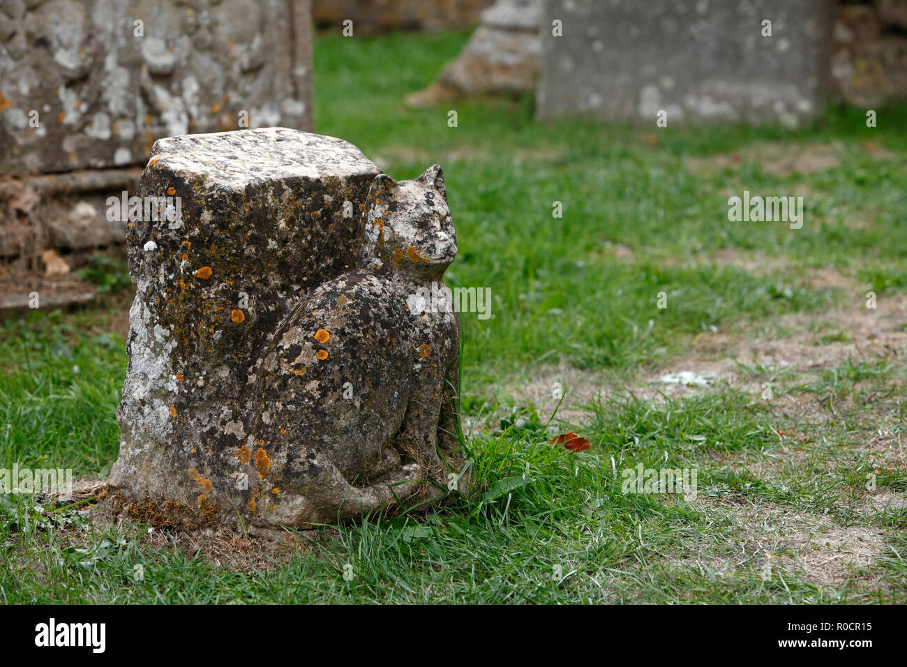 Memoriale di Tiddles chiesa gatto nel sagrato della chiesa di Santa Maria in Cotswold città di Fairford, GloucestershireFairford Foto Stock