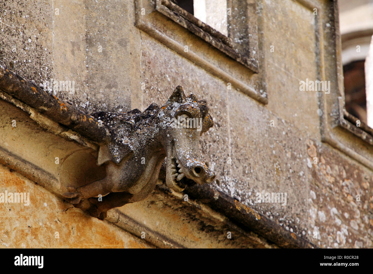 Sculture di animali o sculture su parapetto merlato a Fairford St Marys chiesa scalpellini esterna di lavoro. Foto Stock