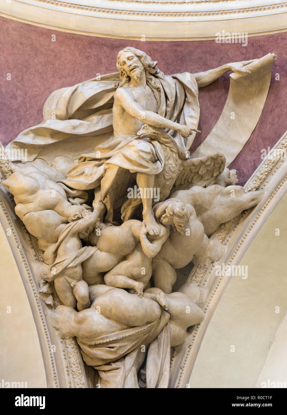PARMA, Italia - 17 Aprile 2018: La statua barocca di San Giovanni Evangelista nella cupola della chiesa di Santa Teresaby Domenico Reti da 17. cento. Foto Stock