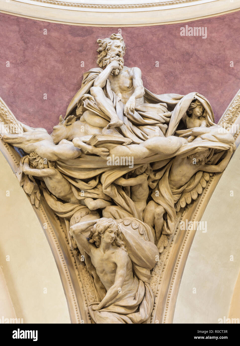 PARMA, Italia - 17 Aprile 2018: La statua barocca di San Luca Evangelista nella cupola della chiesa di Santa Teresa di Domenico Reti da 17 cent. Foto Stock