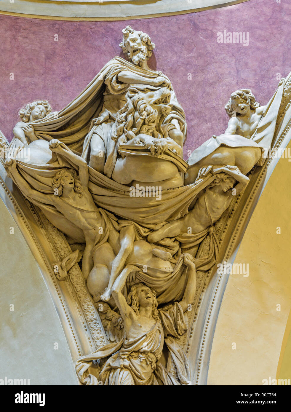 PARMA, Italia - 17 Aprile 2018: La statua barocca di San Marco Evangelista nella cupola della chiesa di Santa Teresa di Domenico Reti da 17 cent. Foto Stock