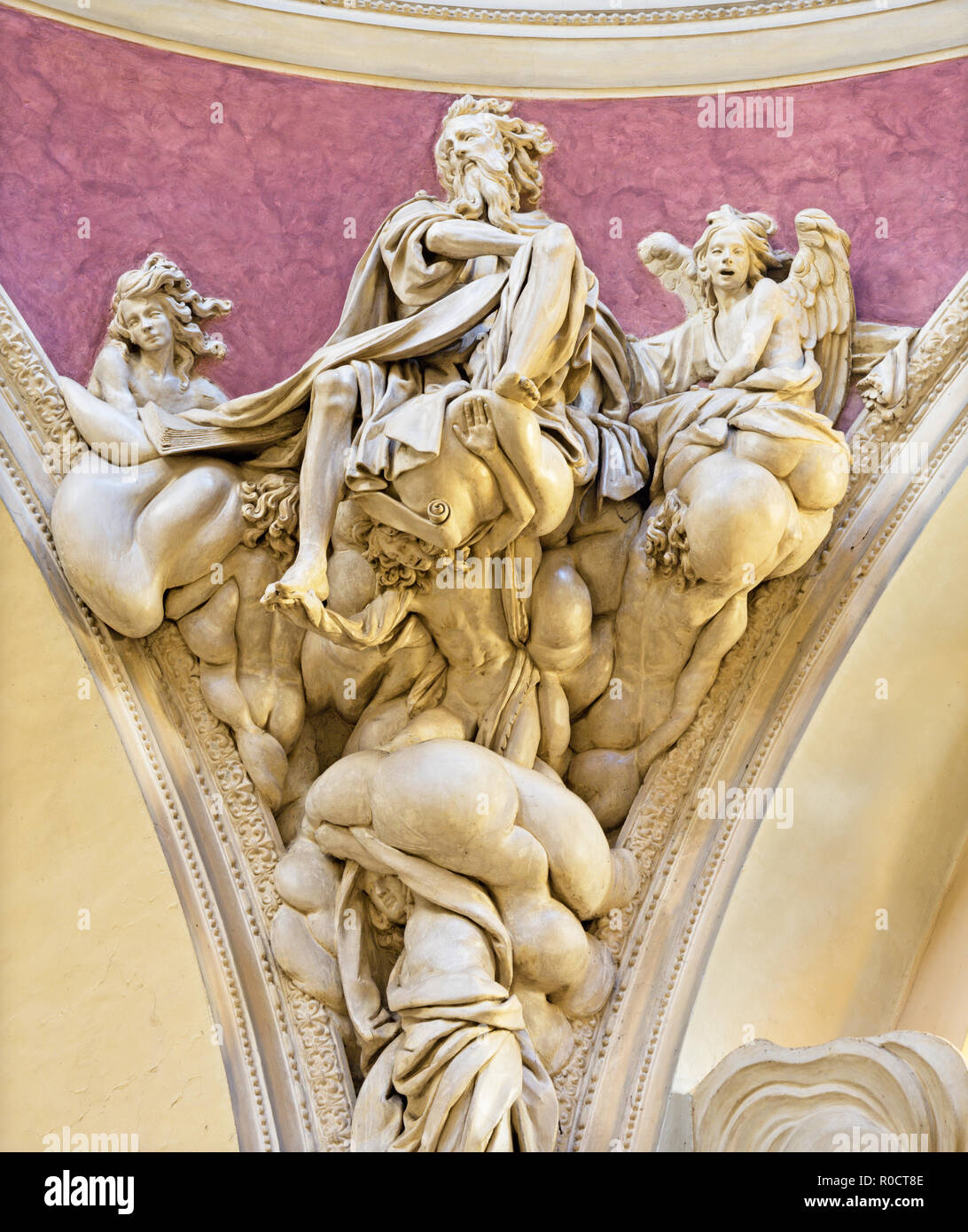 PARMA, Italia - 17 Aprile 2018: La statua barocca di San Matteo Evangelista nella cupola della chiesa di Santa Teresa di Domenico Reti da 17. c Foto Stock