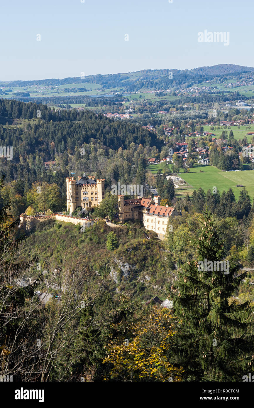 Vista da un percorso intorno al lago Alpsee al Castello di Hohenschwangau, Alterschrofen, Fuessen e il lago di Forggensee in autunno. Schwangau, Germania, 2018 Foto Stock