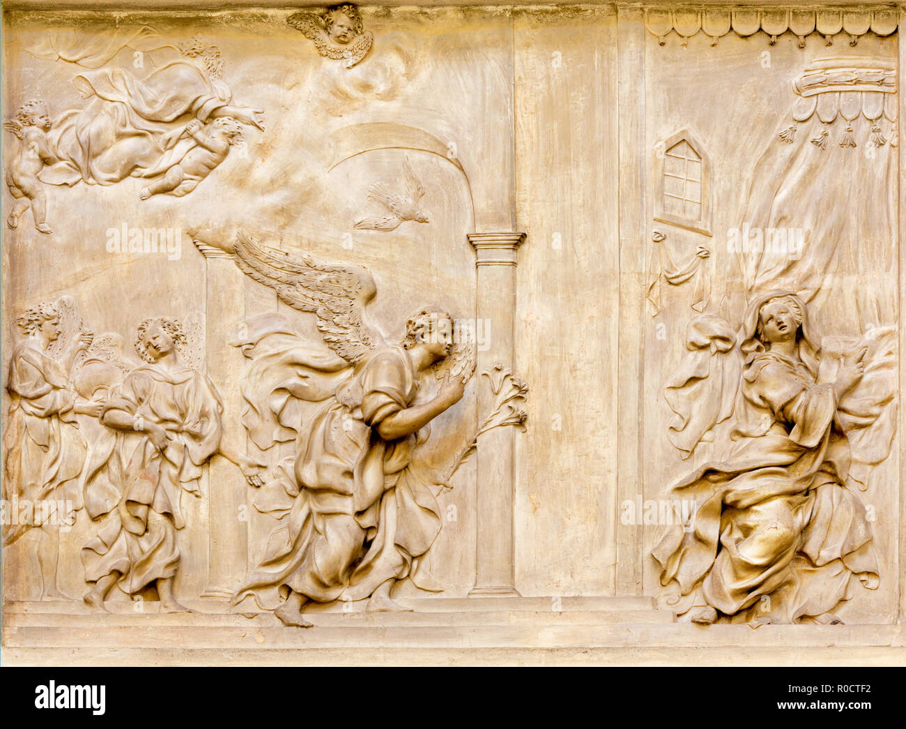 PARMA, Italia - 17 Aprile 2018: il barocco il sollievo di Annunciazione nella Chiesa di Santa Teresa con i quattro Evangelisti di Domenico Reti Foto Stock
