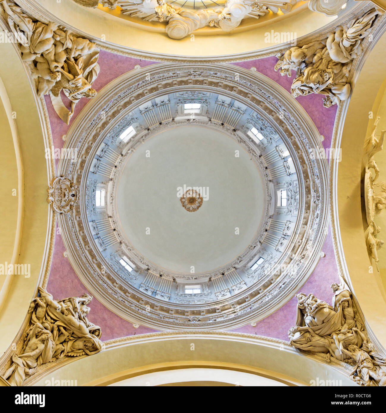 PARMA, Italia - 17 Aprile 2018: la cupola barocca della chiesa di Santa Teresa con i quattro Evangelisti di Domenico Reti da 17. cento. Foto Stock