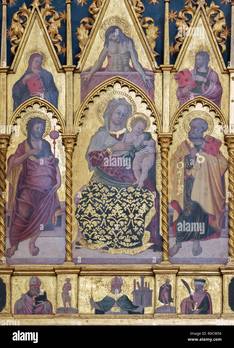 Bologna - il dettaglio del polittico con la Madonna, San Pietro e Giovanni Battista sul lato altare di Santa Brigida nella Basilica di San Petronio. Foto Stock