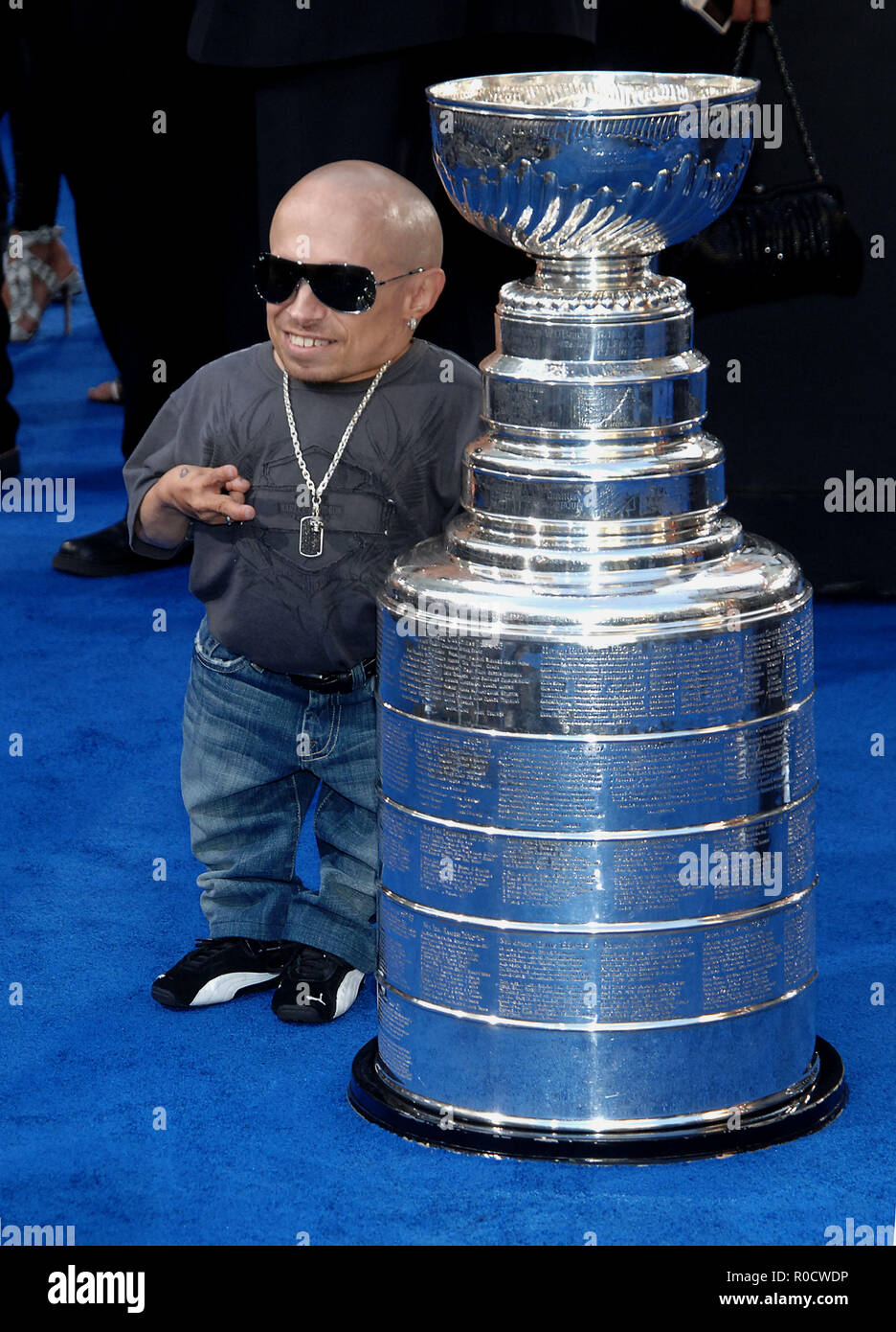 Verne Troyer - Stanley Cup - Il guru di amore premiere al Chinese Theatre di Los Angeles. a piena lunghezza TroyerVerne 33 Red Carpet Event, verticale, STATI UNITI D'AMERICA, industria cinematografica, celebrità, fotografia, Bestof, arte cultura e intrattenimento, Topix celebrità moda / Verticale, meglio di, evento nella vita di Hollywood - California, moquette rossa e dietro le quinte, USA, industria cinematografica, celebrità, movie celebrità, personaggi televisivi, musica celebrità, fotografia, Bestof, arte cultura e intrattenimento, Topix, verticale, una persona, dall'anno , 2008, inchiesta tsuni@Gamma-USA.com moda - a piena lunghezza Foto Stock