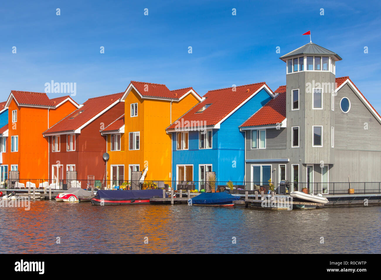 Waterfront case in vari colori a Groningen, Paesi Bassi Foto Stock