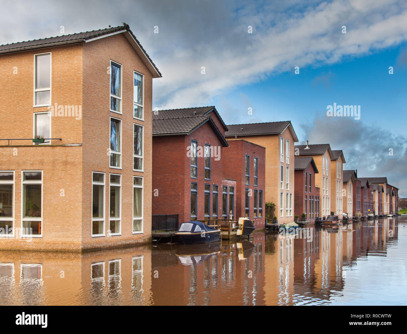 Case colorate sul bordo dell'acqua in Amersfoort, Paesi Bassi Foto Stock