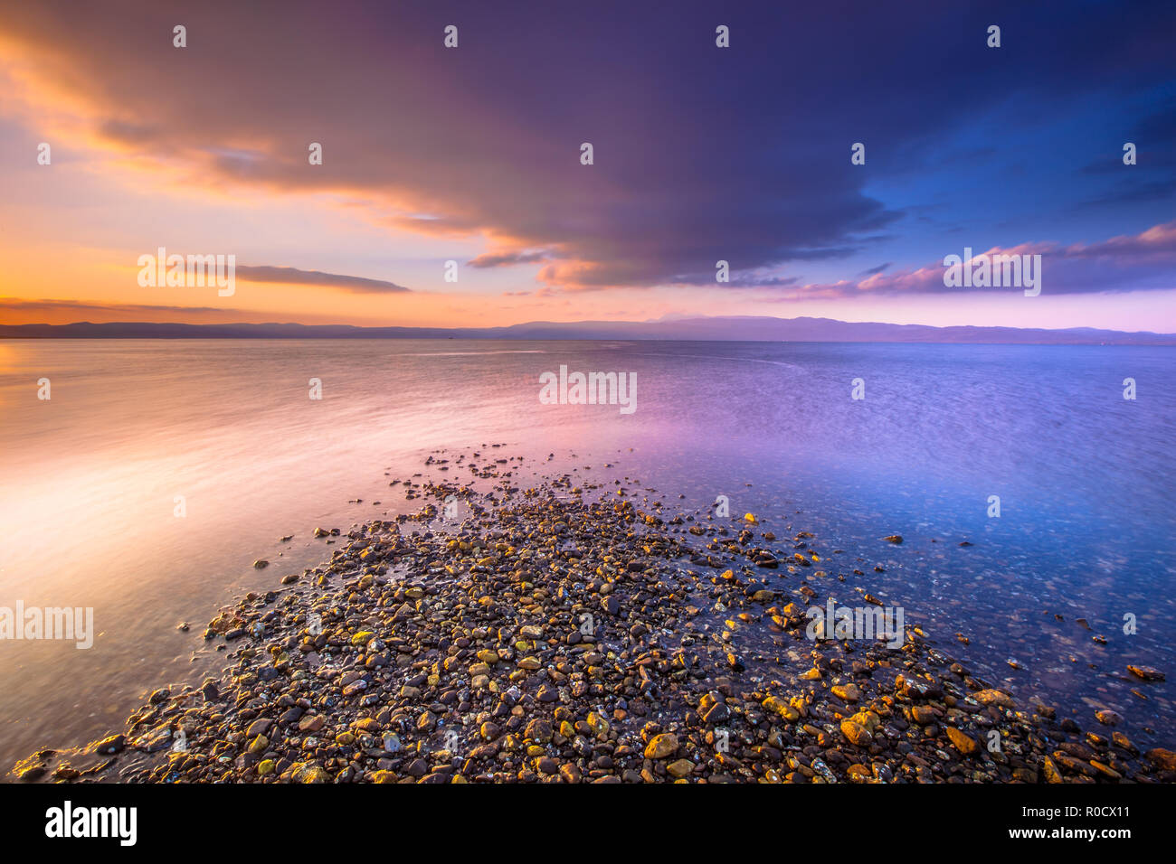 Quattro elementi acqua terra, aria e fuoco combinati in un sunrise al Mediterraneo isola di Lesbo, Grecia Foto Stock
