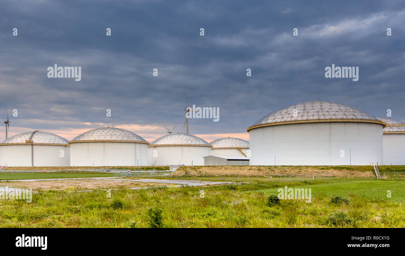 Panorama di un enorme strategico stoccaggio carburante morsetto in un grande porto in Europa Foto Stock