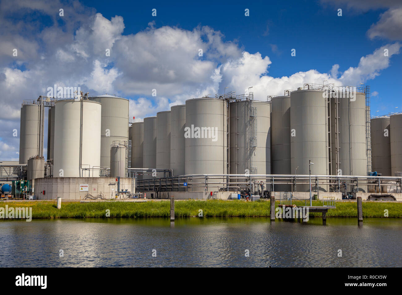Serbatoio industriale area di storage con docking facility in un porto nei Paesi Bassi Foto Stock