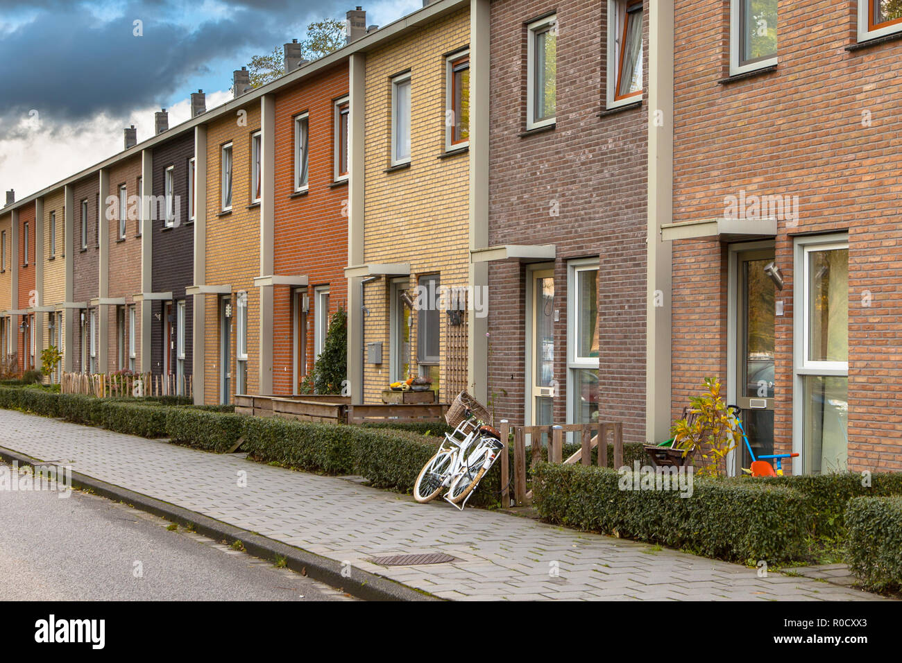 Moderno di color terra Middle Class case a schiera in Paesi Bassi, Europa Foto Stock Moderno di color terra Middle Class case a schiera in Paesi Bassi, Europa Foto Stock