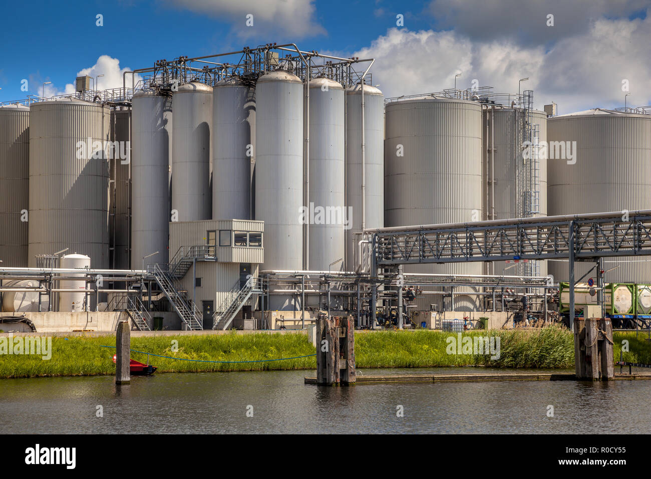 Di medie dimensioni strategiche industriali di serbatoio di deposito area docking con facilità in un porto nei Paesi Bassi Foto Stock