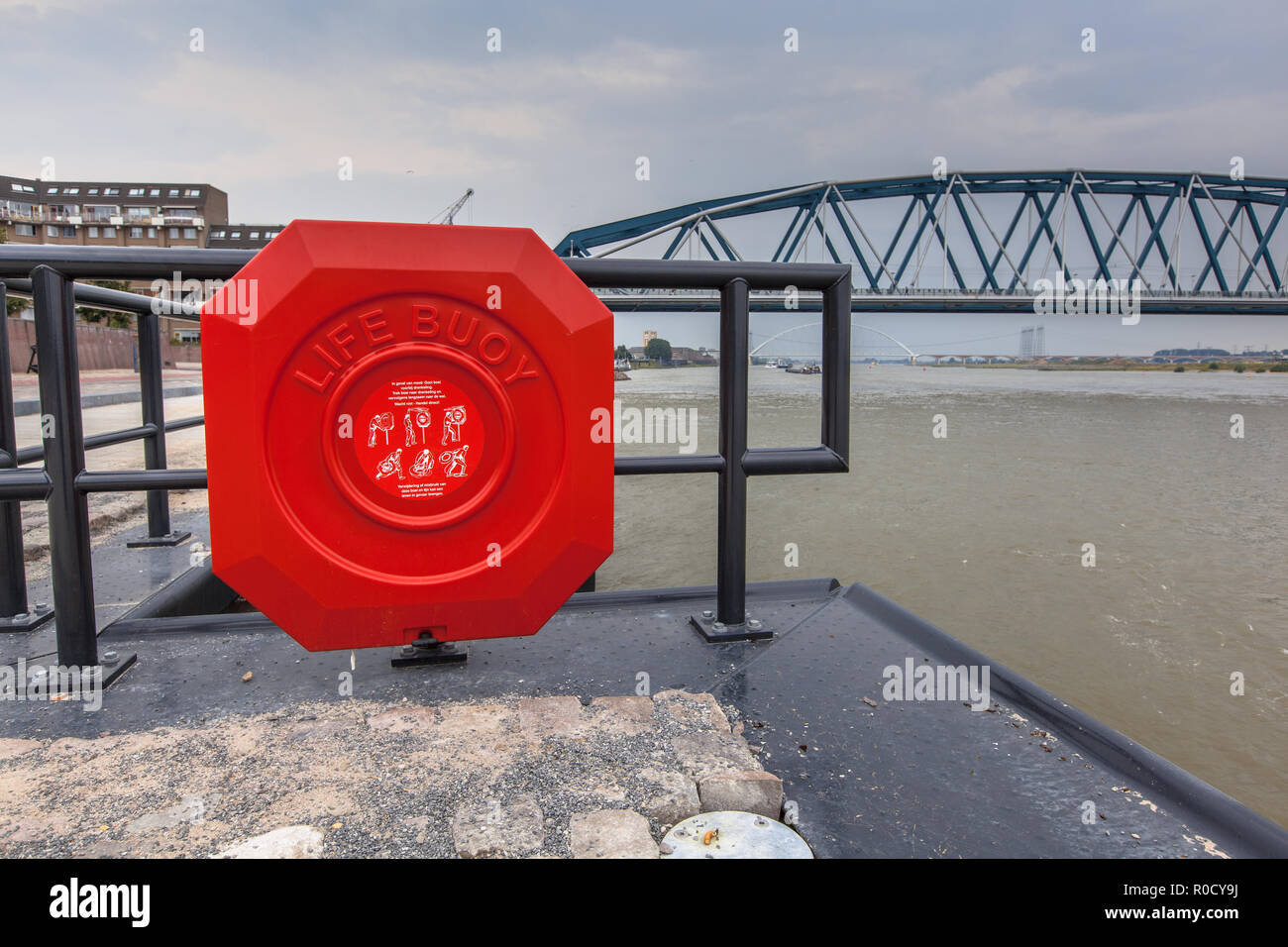 Moderna vita pubblica Boa sulla banchina del fiume Waalkade a Nijmegen, Paesi Bassi Foto Stock