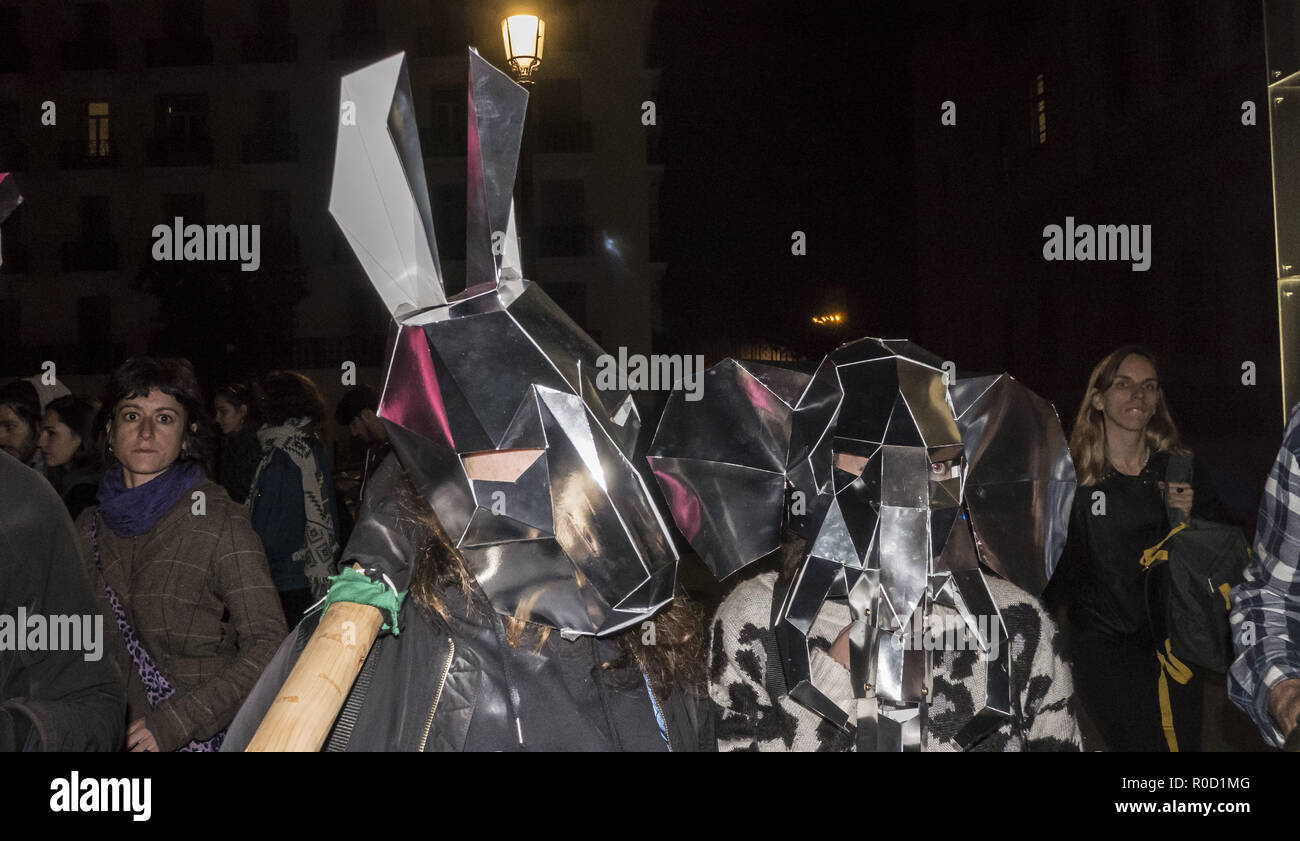 Madrid, Madrid, Spagna. 3 Novembre, 2018. Manifestanti mascherati sono visti durante la protesta.centinaia di persone dimostra a favore dei diritti degli animali e contro il soffrire di tori 'tauromaquia'' nel centro di Madrid. Credito: Alberto Sibaja SOPA/images/ZUMA filo/Alamy Live News Foto Stock