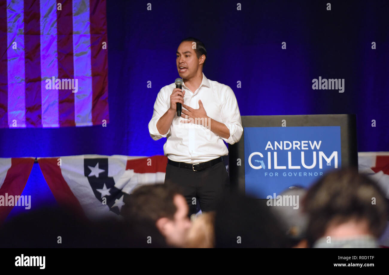 Orlando, Florida, Stati Uniti d'America. 3 Novembre, 2018. Julian Castro, ex U.S. Segretario di Albergare e Sviluppo Urbano, indirizzi dei sostenitori del Florida gubernatorial democratica nominee Andrew Gillum il 3 novembre 2018 a una campagna rally presso la sede dell'Università della Florida centrale in Orlando, Florida. Con l'elezione di soli tre giorni di distanza, Gillum speranze per sconfiggere il repubblicano Ron DeSantis per diventare Florida il primo americano africano governatore. Credito: Paul Hennessy/Alamy Live News Foto Stock