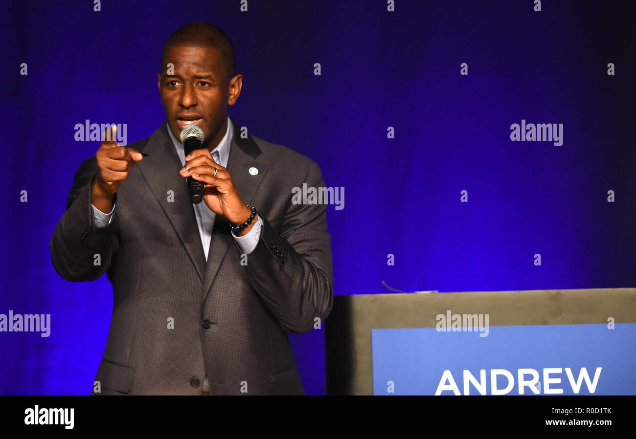 Orlando, Florida, Stati Uniti d'America. 3 Novembre, 2018. Democratico della Florida gubernatorial nominee Andrew indirizzi Gillum sostenitori il 3 novembre 2018 a una campagna rally presso la sede dell'Università della Florida centrale in Orlando, Florida. Con l'elezione di soli tre giorni di distanza, Gillum speranze per sconfiggere il repubblicano Ron DeSantis per diventare Florida il primo americano africano governatore. Credito: Paul Hennessy/Alamy Live News Foto Stock