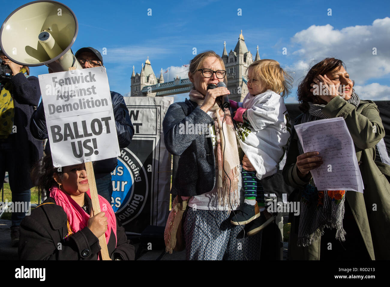 Londra, Regno Unito. 3 Novembre, 2018. Gerlinde Gniewosz dei giardini Cressingham risolve gli attivisti per gli alloggi sociali, compresi i residenti di alcuni degli ottanta estates intorno a Londra attualmente affrontando le demolizioni, protestando al di fuori del Municipio di demand sicuro e sicuro di case per tutti, un ballottaggio per tutti i terreni più alloggi sociali e per il suolo pubblico per essere utilizzati per costruire più case del consiglio. Credito: Mark Kerrison/Alamy Live News Foto Stock