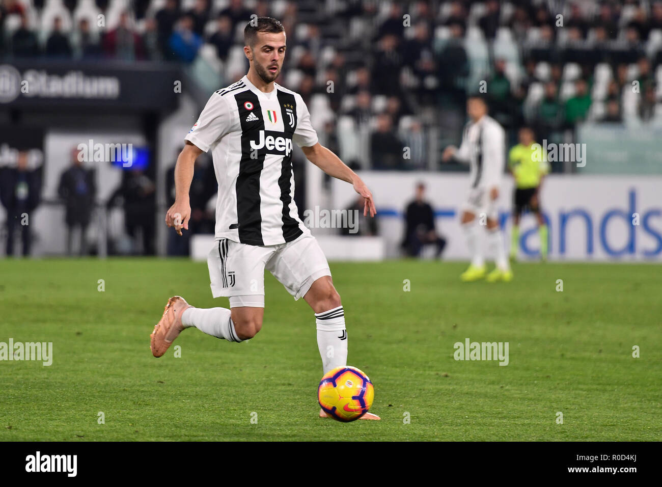 Torino, Italia. 3 Novembre, 2018. Miralem Pjanic della Juventus FCduring la serie di una partita di calcio tra Juventus e Cagliari Calcio presso lo stadio Allianz il 3 novembre, 2018 a Torino, Italia. Credito: FABIO PETROSINO/Alamy Live News Foto Stock