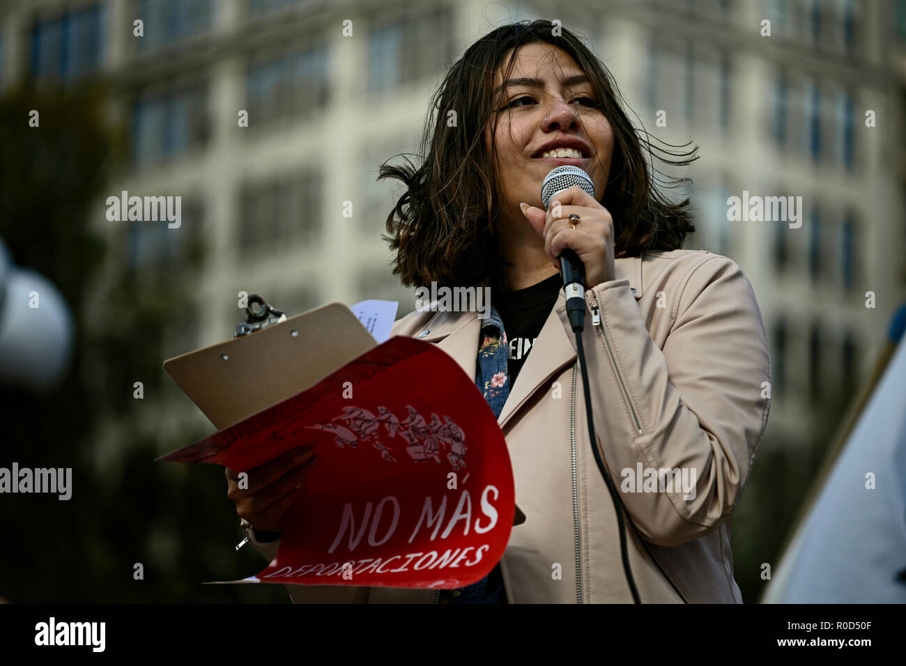 New York, Stati Uniti 03 novembre 2018. Denise Romero dell'Internazionale socialista organizzazione parla in un rally contro Amministrazione Trump di politiche in materia di immigrazione di Union Square. L'evento, tre giorni beofre STATI UNITI elezioni di mid-term, è stato sponsorizzato da diversi gruppi tra cui NYC socialismo democratico di America internazionale e l'organizzazione socialista. Credito: Joseph Reid/Alamy Live News Foto Stock