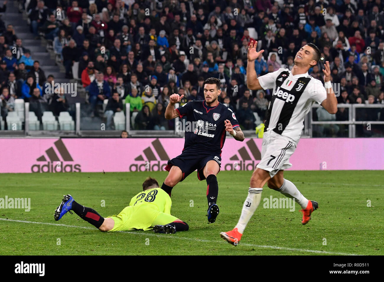 Torino, Italia. 3 Novembre, 2018. Cristiano Ronaldo della Juventus FC  durante la serie di una partita di calcio tra Juventus e Cagliari Calcio  presso lo stadio Allianz il 3 novembre, 2018 a