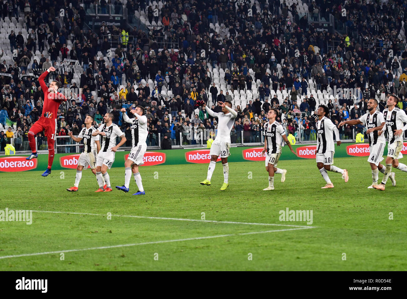 Torino, Italia. 3 Novembre, 2018. Team Juventus FC durante la serie di una partita di calcio tra Juventus e Cagliari Calcio presso lo stadio Allianz il 3 novembre, 2018 a Torino, Italia. Credito: FABIO PETROSINO/Alamy Live News Foto Stock