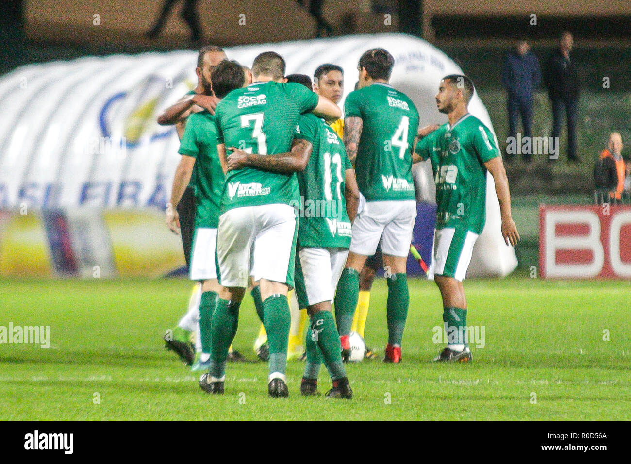 PR - Curitiba - 03/11/2018 - Brasiliano B 2018, Coritiba x Guarani - Guarani giocatori festeggiare la vittoria alla fine della partita contro Coritiba al Couto Pereira stadium per il campionato brasiliano B 2018. Foto: Gabriel Machado / AGIF Foto Stock