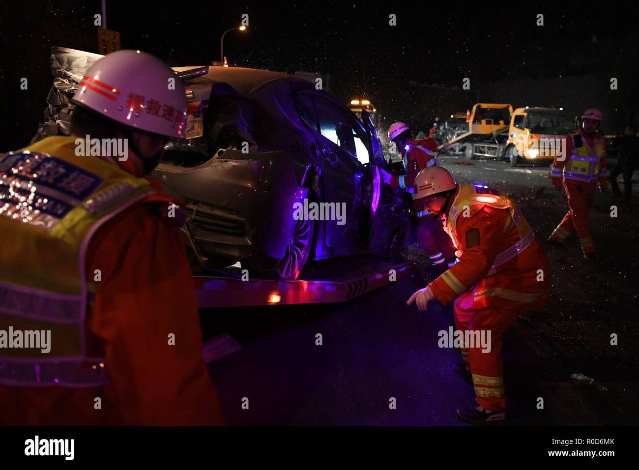 Lanzhou, la Cina della provincia di Gansu. 3 Novembre, 2018. I soccorritori di lavorare a un incidente di traffico sito a Lanzhou sud stazione di pedaggio sulla superstrada Lanzhou-Haikou a Lanzhou, capitale della Cina nord-occidentale della provincia di Gansu, nov. 3, 2018. Dalle 5 a.m. Nov. 4 (GMT 2100 nov. 3), 15 persone erano morte e 44 altri feriti in 31-veicolo carambolage nell'incidente sabato sera. Credito: Chen Bin/Xinhua/Alamy Live News Foto Stock