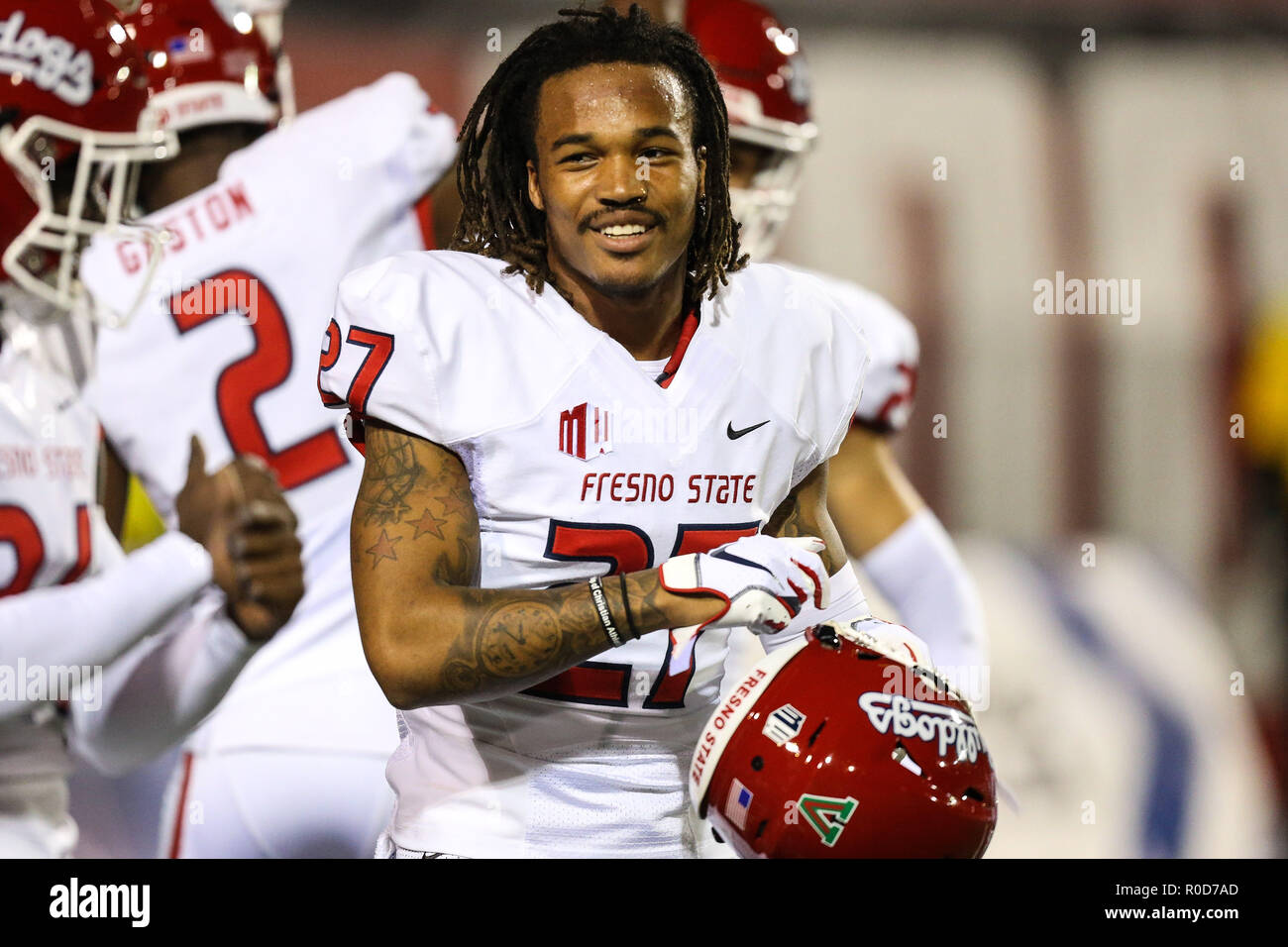Las Vegas, NV, Stati Uniti d'America. 3 Novembre, 2018. Fresno membro Bulldogs defensive back Ka'Lonn Milton (27) sul campo durante il warm-up prima di iniziare il NCAA Football game con il Raschino di Fresno membro Bulldogs e la UNLV ribelli a Sam Boyd Stadium di Las Vegas NV. Christopher trim/CSM/Alamy Live News Foto Stock