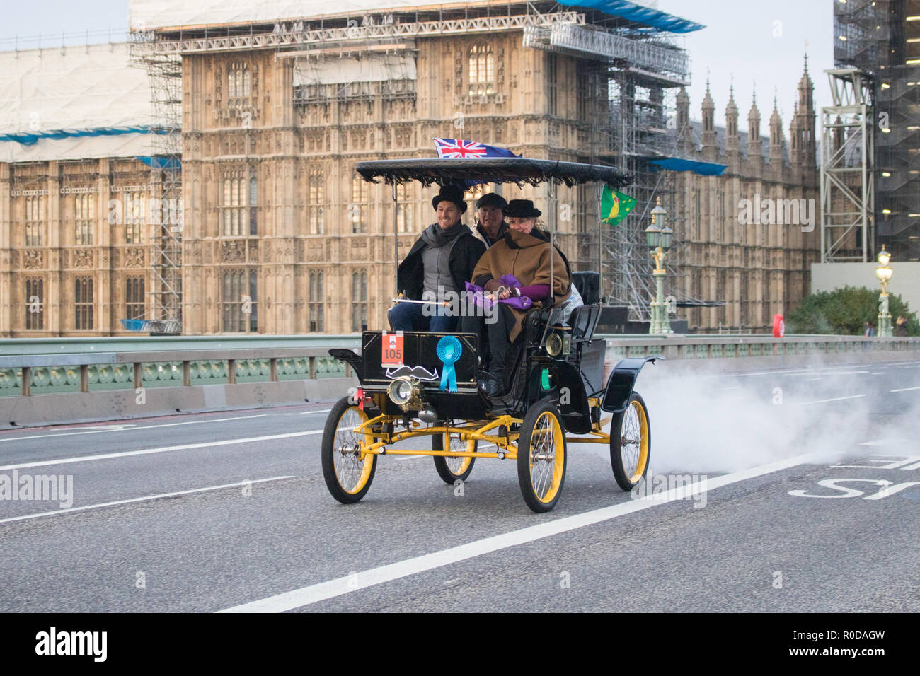 Londra REGNO UNITO. 4 novembre 2018 . I partecipanti in Pre 1905 quattro ruote di automobili e antiche automobili cross Westminster Bridge che prendono parte alla Bonhams Londra a Brighton 60 miglio viaggio nel veterano auto Run, la più lunga del mondo in esecuzione evento motoristico.Run commemora l'Emancipazione eseguire del 14 novembre 1896, che ha celebrato i locomotori sull'autostrada atto, quando il limite di velocità per 'luce locomotori' è stata sollevata da 4 mph a 14 mph, eliminando la necessità per i veicoli devono essere precedute da un uomo a piedi Credito: amer ghazzal/Alamy Live News Foto Stock