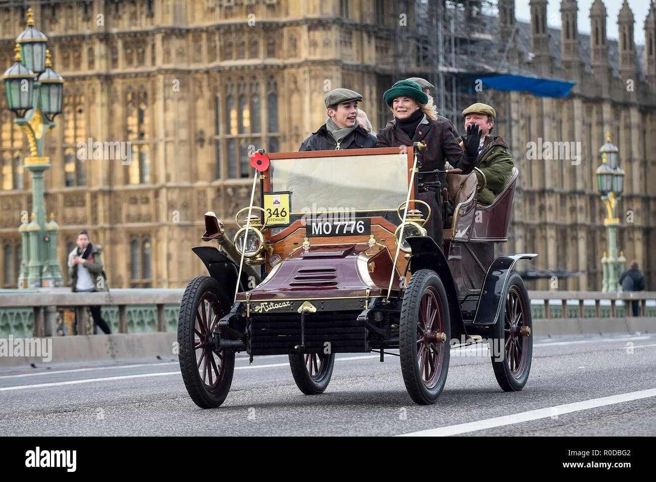 Londra, Regno Unito. 4 novembre 2018. I partecipanti cross Westminster Bridge in rotta verso la costa a 122Bonhams Londra a Brighton Veteran Car Run. Le 60 miglia di viaggio è impegnata da oltre 600 pre-1905 veicoli fabbricati, alcuni dei quali soffrono di frequenti rotture. Il Run commemora l'Emancipazione eseguire del 14 novembre 1896, che ha celebrato i locomotori sull'autostrada atto, quando il limite di velocità per 'luce locomotori' è stata sollevata da 4 mph a 14 mph, eliminando la necessità per i veicoli devono essere precedute da un uomo a piedi. Credito: Stephen Chung / Alamy Live News Foto Stock