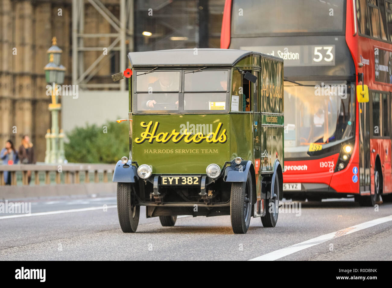Westminster Bridge, Londra, Regno Unito, 4 Nov 2018. Un inizio di erogazione elettrica van da Harrods si avvicina davanti a un moderno rosso Londra Trasporto bus. La più lunga del mondo in esecuzione evento motoristico, Bonhams Londra a Brighton Veteran Car Run, imposta da Hyde Park e lungo la Constitution Hill da Buckingham Palace, il Mall e Admiralty Arch, poi lungo un 60 miglio percorso tutto il modo di Brighton. È questo anno nella sua 122anniversario esegui. Più di 400 del veterano sono vetture dalla pre-1905 era. Credito: Imageplotter News e sport/Alamy Live News Foto Stock