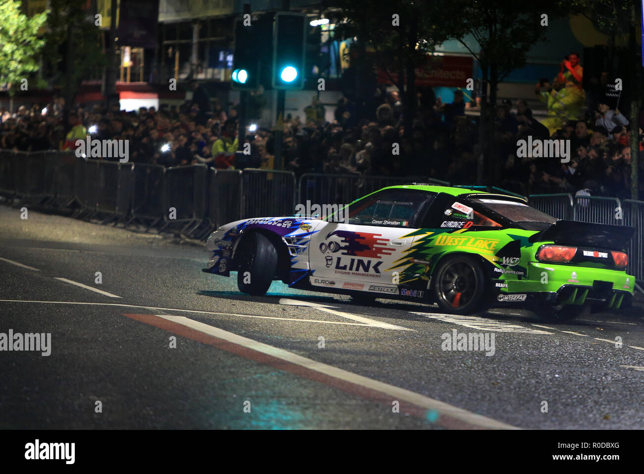 Belfast, Irlanda del Nord, Regno Unito. 3 Novembre, 2018. Gli Highlights della Redbull F1 Showrun Belfast. Racing legend David Coulthard ha portato un po' di adrenalina ruggito del suo motore per le strade di Belfast Sabato 3 Novembre, 2018. Uno spettacolo come nessun altro, come la Red Bull Racing monoposto di Formula 1 esegue un completo repertorio di ciambelle, burnout e tratti di velocità nella parte anteriore del Belfast iconici City Hall. Questa one-of-a-kind show è stato libero di partecipare alle raccolte migliaia. Credito: Irish occhio/Alamy Live News Foto Stock