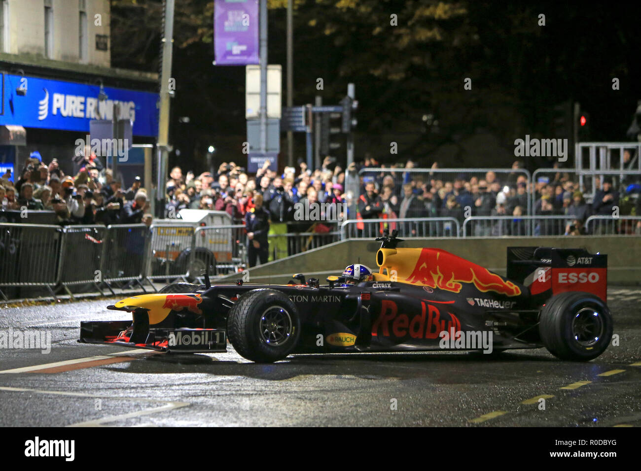 Belfast, Irlanda del Nord, Regno Unito. 3 Novembre, 2018. Gli Highlights della Redbull F1 Showrun Belfast. Racing legend David Coulthard ha portato un po' di adrenalina ruggito del suo motore per le strade di Belfast Sabato 3 Novembre, 2018. Uno spettacolo come nessun altro, come la Red Bull Racing monoposto di Formula 1 esegue un completo repertorio di ciambelle, burnout e tratti di velocità nella parte anteriore del Belfast iconici City Hall. Questa one-of-a-kind show è stato libero di partecipare alle raccolte migliaia. Credito: Irish occhio/Alamy Live News Foto Stock