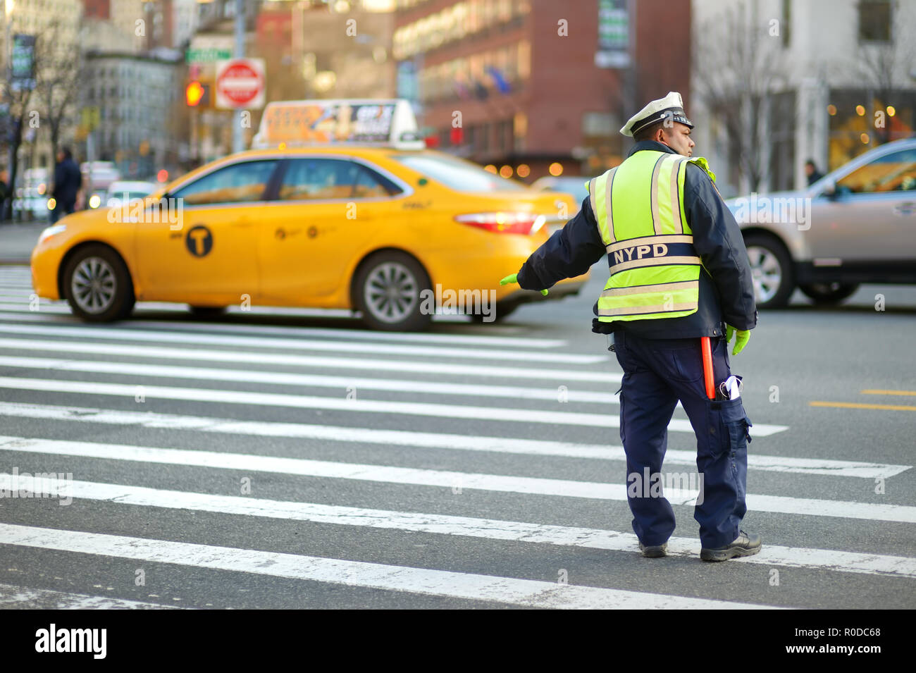 NEW YORK - MARZO 21, 2015: NYPD officer regolazione del traffico nel quartiere Chinatown di New York City, uno dei più antichi Chinatowns al di fuori dell'Asia. Foto Stock