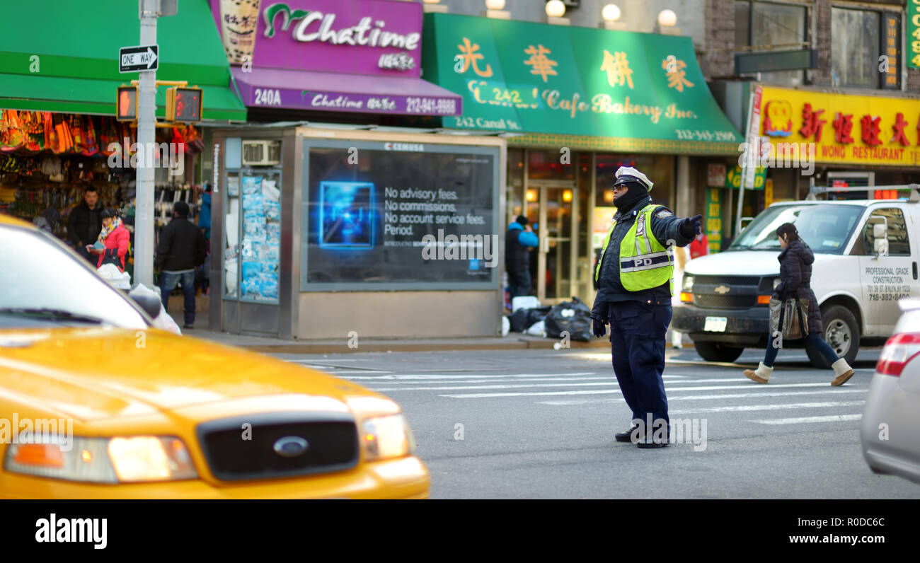 NEW YORK - MARZO 21, 2015: NYPD officer regolazione del traffico nel quartiere Chinatown di New York City, uno dei più antichi Chinatowns al di fuori dell'Asia. Foto Stock