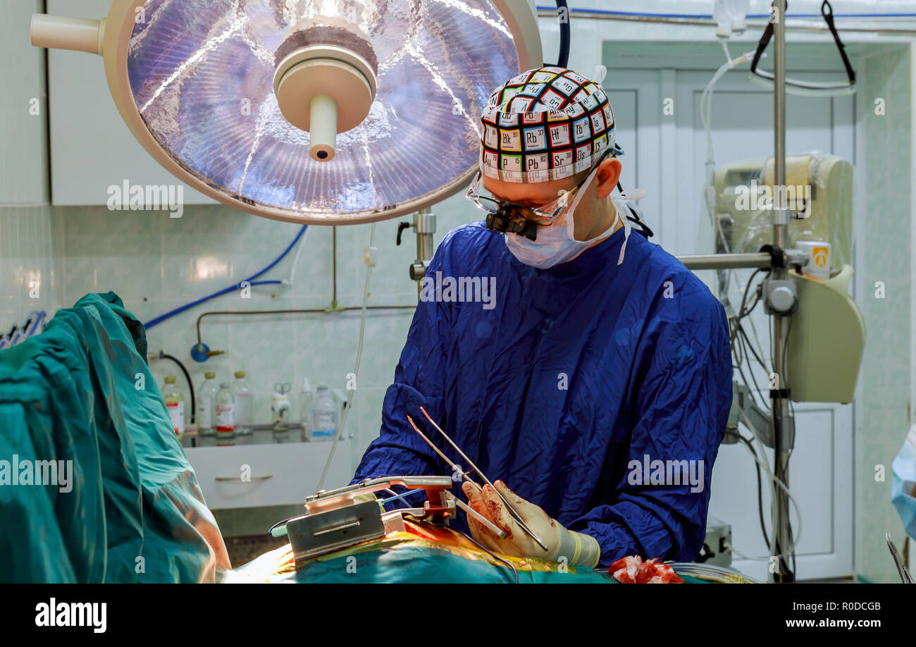 Sala Chirurgica in ospedale con il team medico di chirurghi facendo minimamente invasivo di interventi chirurgici. Foto Stock