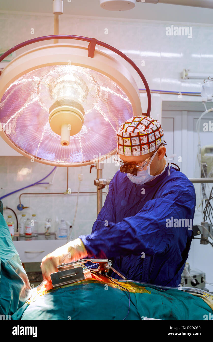 La chirurgia sala operatoria con elettrocauterizzazione per equipaggiamento cardiovascolare chirurgia di emergenza centro. Foto Stock