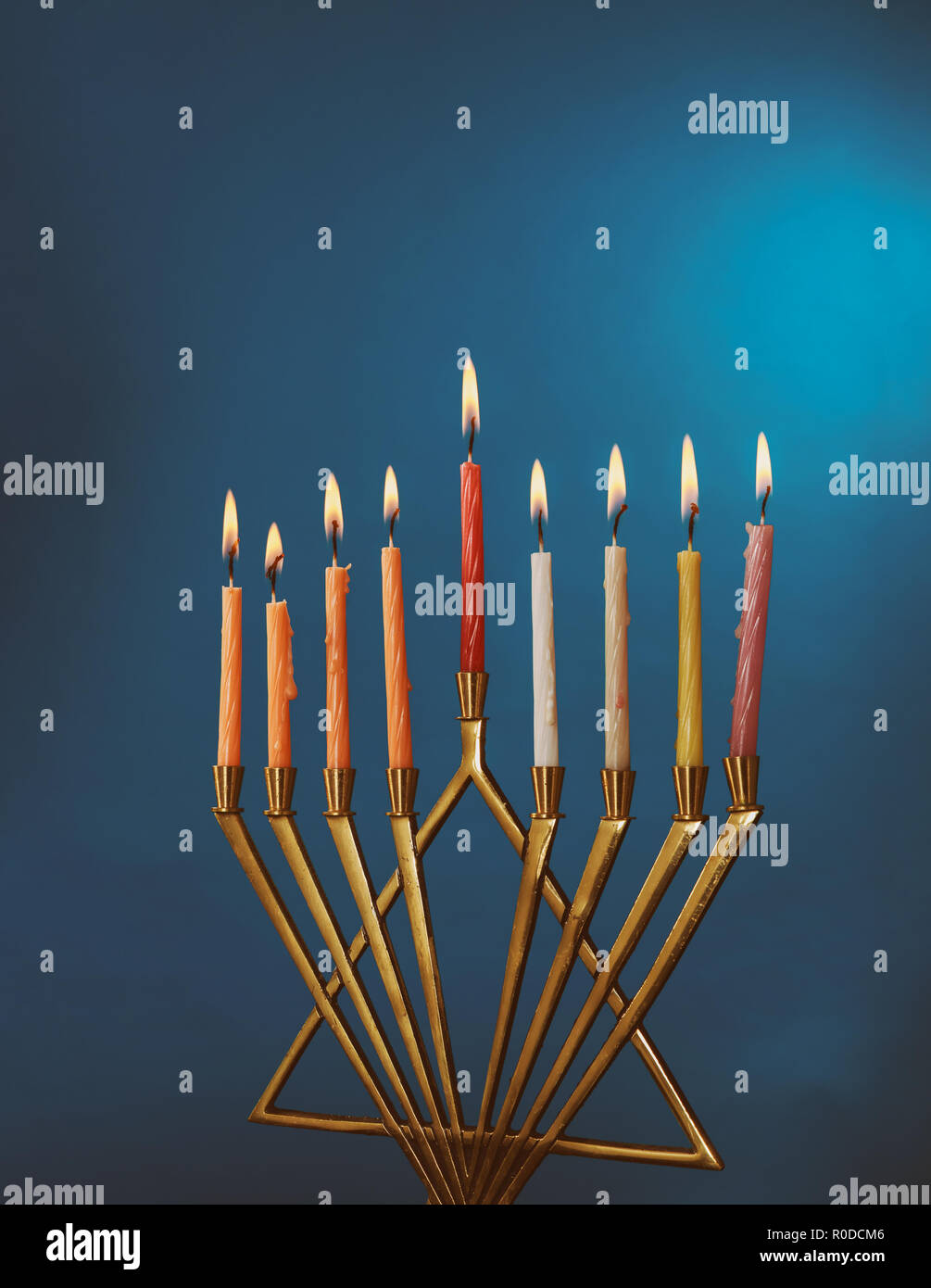 Hanukkah menorah con candele per chanukah celebrationon sfondo nero Foto Stock