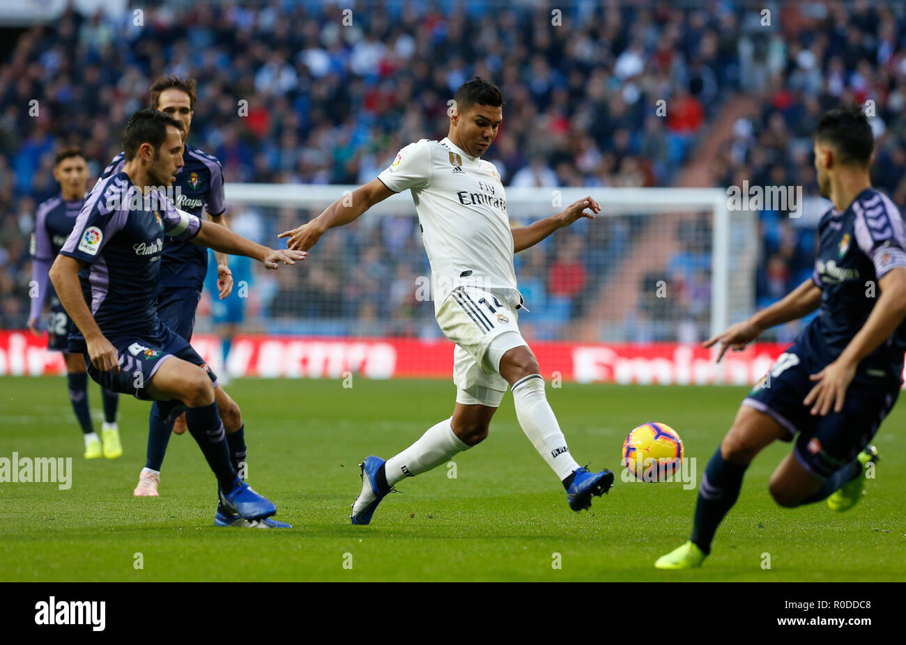 Carlos H. Casemiro (Real Madrid) visto in azione durante la Liga match tra il Real Madrid e il Real Valladolid all'Estadio Santiago Bernabéu. Punteggio finale Real Madrid 2-0 Valladolid. Foto Stock