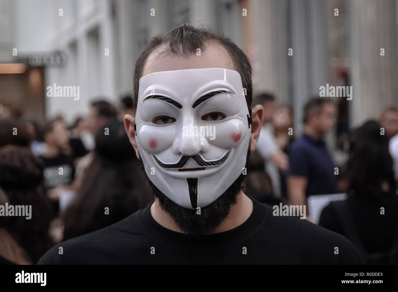 Un partecipante visto in piedi indossando maschera anonimo durante la protesta. Anonimo è un vegano gruppo di attivisti che indossa abiti neri mantenendo i laptop e cartelloni come essi dimostrano contro lo sfruttamento degli animali, il cubo della verità è una pacifica dimostrazione statica simile a una performance artistica. Foto Stock