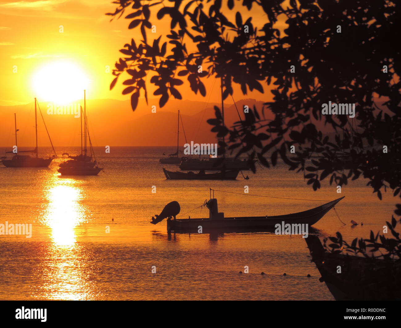 Imbarcazioni sul tramonto in spiaggia Foto Stock