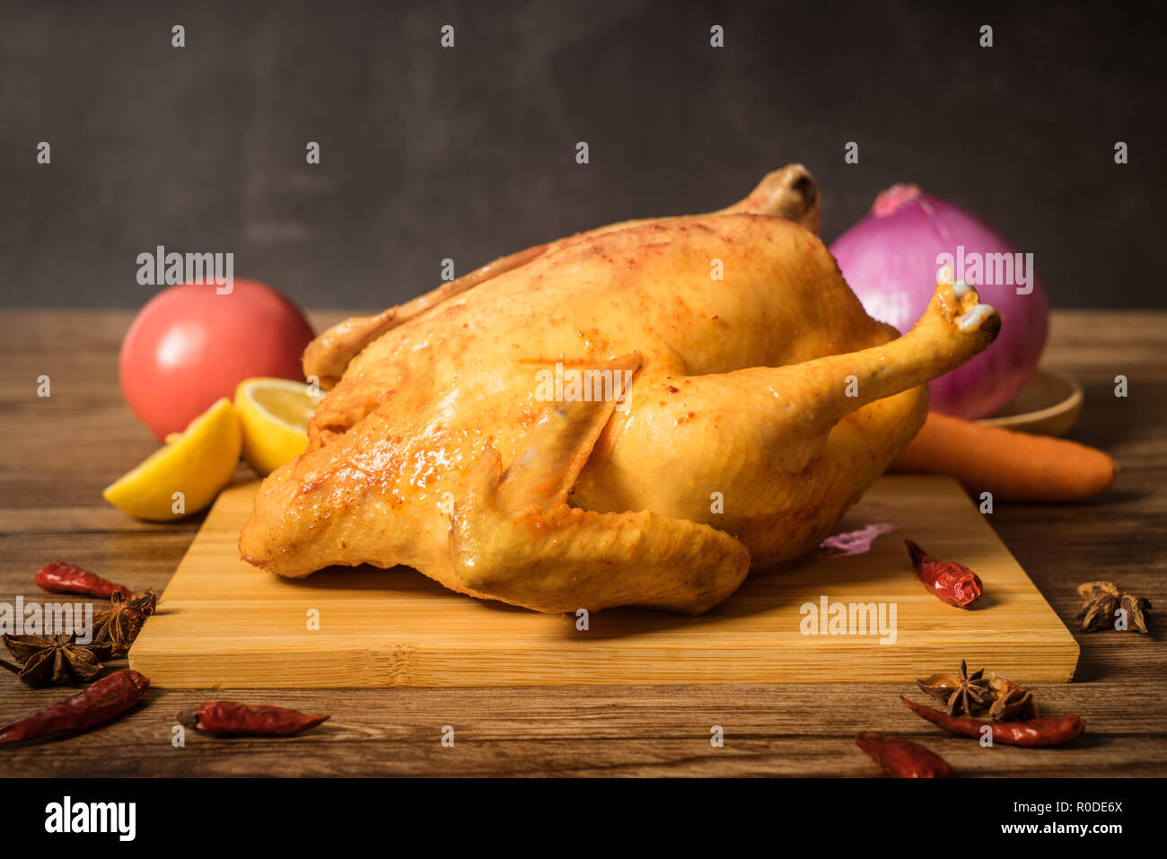 Pollo arrosto sul tavolo di legno Foto Stock